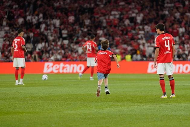 August 12, 2025, Lisbon, Portugal: A child (C) runs into the field during UEFA Champions League 2025 26 Third qualifying round 2nd leg between SL Benfica and OGC Nice at Estadio da Luz. Final score: SL Benfica 2:0 OGC Nice Lisbon Portugal - ZUMAs197 20250812_aaa_s197_167 Copyright: xBrunoxdexCarvalhox