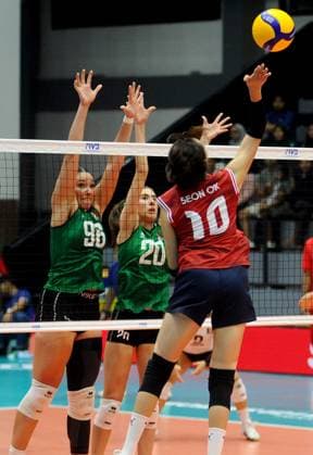 (250813) -- SURABAYA, Aug. 13, 2025 -- Gwak Seon Ok (R) of South Korea spikes the ball against Aylin Andrea Ravell Iglesias (L) and Diana Sofia Favela Ruelas of Mexico during the Preliminary Phase Pool B match between Mexico and South Korea at the FIVB Volleyball Women s U21, U 21 World Championship, WM, Weltmeisterschaft in Surabaya, East Java province, Indonesia, on Aug. 12, 2025. (Photo by Xinhua) (SP)INDONESIA-SURABAYA-VOLLEYBALL-WOMEN S-U21-WORLD CHAMPIONSHIP-PRELIMINARY PHASE-SOUTH KOREA VS MEXICO SahlanxKurniawan 