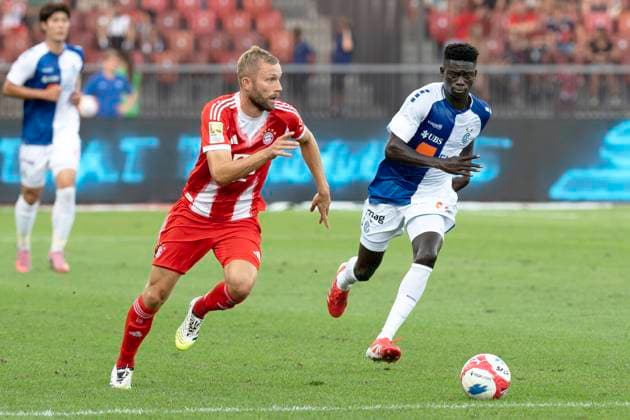 Konrad Laimer, FCB, re Bara Sapoko Ndiaye, GC, Grasshopper Club Zürich FC Bayern München, Football, 12 08 2025