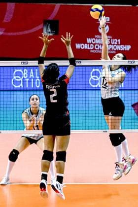 (250813) -- SURABAYA, Aug. 13, 2025 -- Milena Margaria (R) of Argentina spikes the ball against Namira Maradanti of Indonesia during the Preliminary Phase Pool A match between Indonesia and Argentina at the FIVB Volleyball Women s U21, U 21 World Championship, WM, Weltmeisterschaft in Surabaya, East Java province, Indonesia, on Aug. 12, 2025. ) (SP)INDONESIA-SURABAYA-VOLLEYBALL-WOMEN S-U21-WORLD CHAMPIONSHIP-PRELIMINARY PHASE-INDONESIA VS ARGENTINA AgungxKuncahyaxB. 