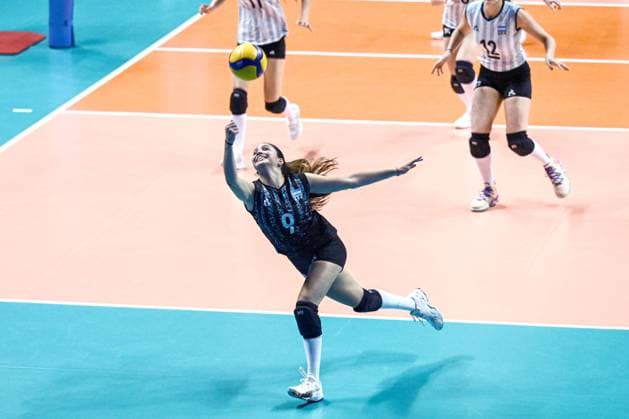(250813) -- SURABAYA, Aug. 13, 2025 -- Valentina De la Fuente of Argentina saves the ball during the Preliminary Phase Pool A match between Indonesia and Argentina at the FIVB Volleyball Women s U21, U 21 World Championship, WM, Weltmeisterschaft in Surabaya, East Java province, Indonesia, on Aug. 12, 2025. ) (SP)INDONESIA-SURABAYA-VOLLEYBALL-WOMEN S-U21-WORLD CHAMPIONSHIP-PRELIMINARY PHASE-INDONESIA VS ARGENTINA AgungxKuncahyaxB. 