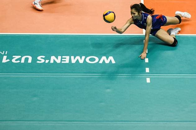 (250813) -- SURABAYA, Aug. 13, 2025 -- Waratthaya Kangsopha of Thailand saves the ball during the Round of 16 match between China and Thailand at the FIVB Volleyball Women s U21, U 21 World Championship, WM, Weltmeisterschaft in Surabaya, East Java province, Indonesia, on Aug. 13, 2025. ) (SP)INDONESIA-SURABAYA-VOLLEYBALL-WOMEN S-U21-WORLD CHAMPIONSHIP-ROUND OF 16-CHINA VS THAILAND AgungxKuncahyaxB. 