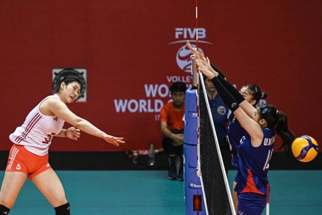 (250813) -- SURABAYA, Aug. 13, 2025 -- Li Chenxuan (L) of China spikes the ball during the Round of 16 match between China and Thailand at the FIVB Volleyball Women s U21, U 21 World Championship, WM, Weltmeisterschaft in Surabaya, East Java province, Indonesia, on Aug. 13, 2025. ) (SP)INDONESIA-SURABAYA-VOLLEYBALL-WOMEN S-U21-WORLD CHAMPIONSHIP-ROUND OF 16-CHINA VS THAILAND AgungxKuncahyaxB. 