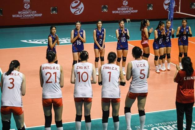 (250813) -- SURABAYA, Aug. 13, 2025 -- Players of Thailand and China greet each other after the Round of 16 match between China and Thailand at the FIVB Volleyball Women s U21, U 21 World Championship, WM, Weltmeisterschaft in Surabaya, East Java province, Indonesia, on Aug. 13, 2025. ) (SP)INDONESIA-SURABAYA-VOLLEYBALL-WOMEN S-U21-WORLD CHAMPIONSHIP-ROUND OF 16-CHINA VS THAILAND AgungxKuncahyaxB. 