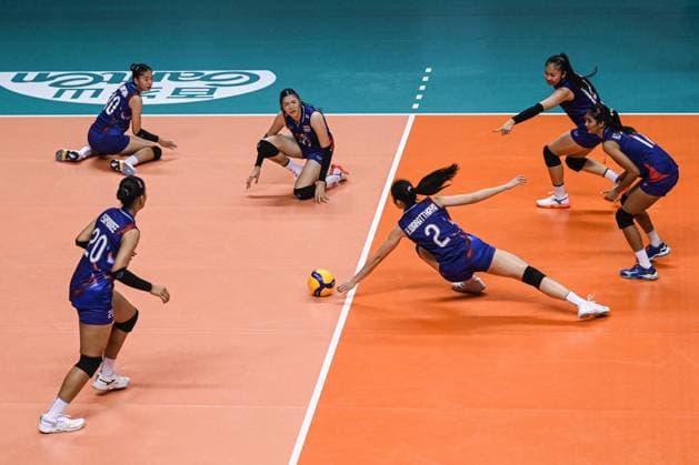 (250813) -- SURABAYA, Aug. 13, 2025 -- Waratthaya Kangsopha (3rd R) of Thailand tries to save the ball during the Round of 16 match between China and Thailand at the FIVB Volleyball Women s U21, U 21 World Championship, WM, Weltmeisterschaft in Surabaya, East Java province, Indonesia, on Aug. 13, 2025. ) (SP)INDONESIA-SURABAYA-VOLLEYBALL-WOMEN S-U21-WORLD CHAMPIONSHIP-ROUND OF 16-CHINA VS THAILAND AgungxKuncahyaxB. 