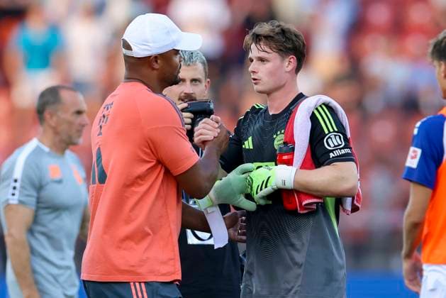 Coach Vincent Kompany FC Bayern Muenchen and goalkeeper Jonas Urbig FC Bayern Muenchen shake hands, Pre Season Friendly, Grasshopper Club Zurich v FC Bayern Munich, Stadion Letzigrund on August 12, 2025 in Zurich, Switzerland Photo by Marco Steinbrenner DeFodi Images Coach Vincent Kompany FC Bayern Muenchen and goalkeeper Jonas Urbig FC Bayern Muenchen shake hands, Pre Season Friendly, Grasshopper Club Zürich v FC Bayern München, Stadion Letzigrund, August 12, 2025 in Zurich, Switzerland Photo by Marco Steinbrenner DeFodi Images