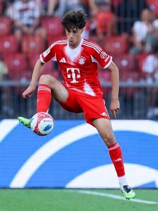 David Santos Daiber FC Bayern Muenchen controls the ball, Pre Season Friendly, Grasshopper Club Zurich v FC Bayern Munich, Stadion Letzigrund on August 12, 2025 in Zurich, Switzerland Photo by Marco Steinbrenner DeFodi Images David Santos Daiber FC Bayern Muenchen controls the ball, Pre Season Friendly, Grasshopper Club Zurich v FC Bayern Munich, Stadion Letzigrund, August 12, 2025 in Zurich, Switzerland Photo by Marco Steinbrenner DeFodi Images
