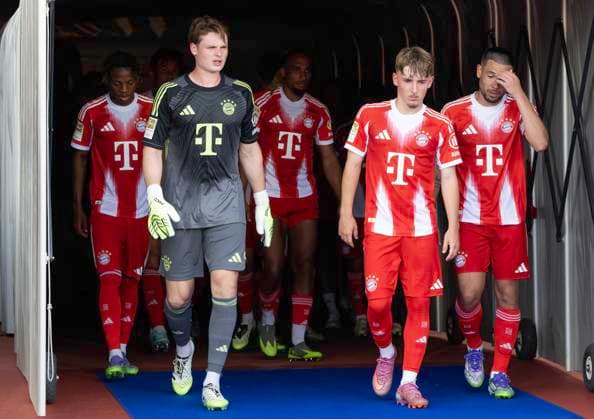 From left to right Goalkeeper Jonas Urbig, Karl Lennart, Raphael Guerreiro, FCB, Grasshopper Club Zürich FC Bayern München, Football, 12 08 2025