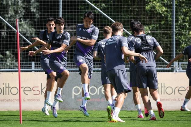 SOCCER - UEFA ECL, A.Wien vs Ostrava VIENNA,AUSTRIA,13.AUG.25 - SOCCER - UEFA Conference League, qualification, FK Austria Wien vs Banik Ostrava, preview, training A.Wien. Image shows Dejan Radonjic, Sanel Saljic and Taeseok Lee (A.Wien).  GEPAxpictures xArminxRauthner