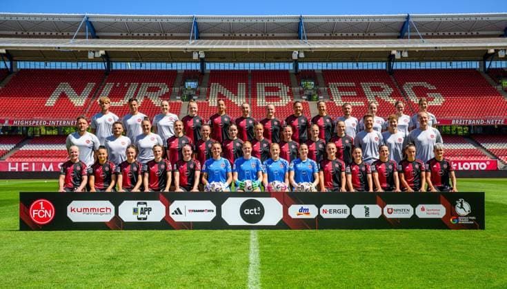 12 08 2025 1 FC Nürnberg FCN Club Clubfrauen Google Pixel Football Women Bundesliga BL Season 2025 2026 Photo session Portrait session Presentation Press session Team photo Team photo Team Team top from left Johannes Stadler Goalkeeper Coach Mohsen Behzadpour Rehab Athletics coach Laura Lücker Team manager Franziska Mai 18 Selma Licina 17 Lara Meroni 11 Luisa Guttenberger 4 Clara Fröhlich 5 Laura Miller 9 Alan Niksic Coach Yamila Fischmann Physio Dr Lotta Hielscher Team doctor Lea Siebenhaar Sports psychologist Center from left Thomas Oostendorp Coach Jason Altmann Co-coach Isabel Bauer Co-coach Analysis Oliwia Wos 15 Julia Pollak 22 Marlene Lindner 14 Klara Svensson Senelius 2 Meret Günster 8 Beatrix Fördos Foerdos Fordos 27 Christian Reinhardt Physio Dr Andreas Kopf Team doctor Prof Dr Werner Krutsch Team doctor Front from left Aleigh Gambone 16 Maelle Seguin 28 Hanna Deuber 29, FCN Nastassja Lein 24 Jacqueline Baumgärtel 20 Lourdes Carmen Romero Grzondziel 25 Kristin Krammer 1 Larissa Rusek 21 Hannah Etzold 31 Alina Mailbeck 6 Marina Scholz 7 Jonna Brengel 10 Sanja Homann 19 Aneta Polaskova 26