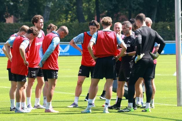 DEU, DFL, 2 FBL Hertha BSC, Training, 13 08 2025, Sportforum, Berlin, DEU, DFL, 2 FBL Hertha BSC, Training, im Bild Cheftrainer Stefan Leitl Hertha BSC Berlin , Hertha Spielerkreis DFL regulations prohibit any use of Photographs as image sequences and or quasi video nordphotoxGmbHx xEngler nph00076