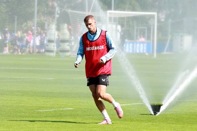 DEU, DFL, 2 FBL Hertha BSC, Training, 13 08 2025, Sportforum, Berlin, DEU, DFL, 2 FBL Hertha BSC, Training, im Bild Rasensprenger zm abkuehlen, Michael Cuisance Hertha BSC Berlin 10 DFL regulations prohibit any use of Photographs as image sequences and or quasi video nordphotoxGmbHx xEngler nph00076