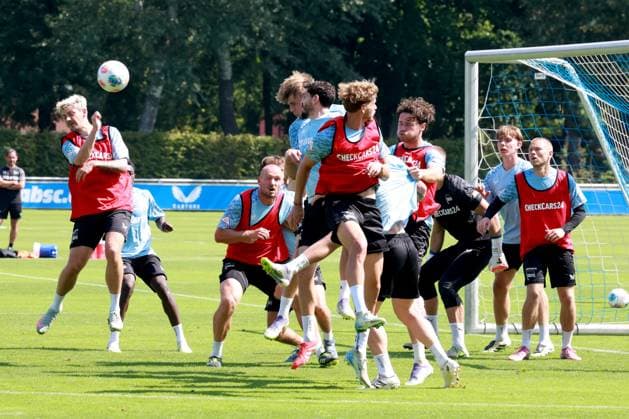 DEU, DFL, 2 FBL Hertha BSC, Training, 13 08 2025, Sportforum, Berlin, DEU, DFL, 2 FBL Hertha BSC, Training, im Bild Eckball, Kopfball, Agustn Rogel Hertha BSC Berlin 3 , Marton Dardai Hertha BSC Berlin 31 , Toni Leistner Hertha BSC Berlin 37 , Jon Dabur Thorsteinsson Hertha BSC Berlin 24 , Dawid Kownacki Hertha BSC Berlin 9 DFL regulations prohibit any use of Photographs as image sequences and or quasi video nordphotoxGmbHx xEngler nph00076