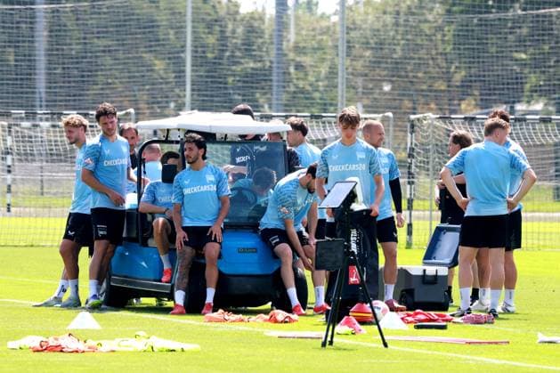 DEU, DFL, 2 FBL Hertha BSC, Training, 13 08 2025, Sportforum, Berlin, DEU, DFL, 2 FBL Hertha BSC, Training, im Bild Hertha Spielerkreis nach Trainingsende DFL regulations prohibit any use of Photographs as image sequences and or quasi video nordphotoxGmbHx xEngler nph00076