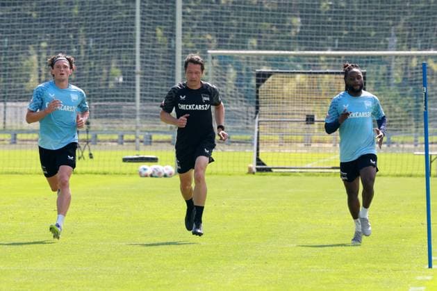 DEU, DFL, 2 FBL Hertha BSC, Training, 13 08 2025, Sportforum, Berlin, DEU, DFL, 2 FBL Hertha BSC, Training, in the picture Fabian Reese Hertha BSC Berlin 11 , Conditioning coach Hendrik Kuchno Hertha BSC Berlin , Deyovaisio Zeefuik Hertha BSC Berlin 42 DFL regulations prohibit any use of Photographs as image sequences and or quasi video nordphotoxGmbHx xEngler nph00076