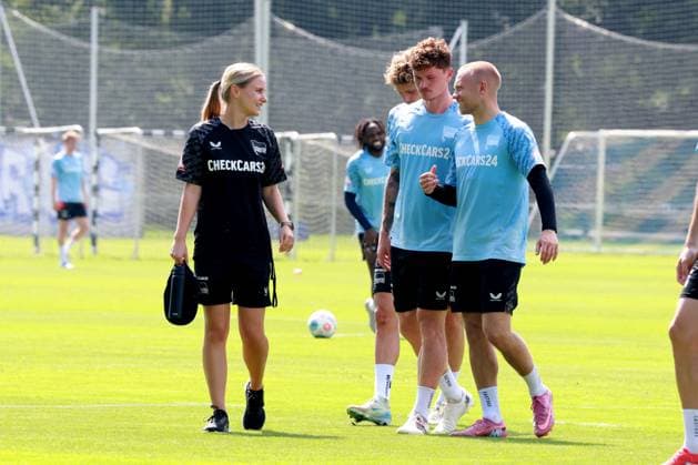 DEU, DFL, 2 FBL Hertha BSC, Training, 13 08 2025, Sportforum, Berlin, DEU, DFL, 2 FBL Hertha BSC, Training, in the picture Psychologist Paula Isringhausen, Sebastian Groenning Hertha BSC Berlin 17 , Jon Dabur Thorsteinsson Hertha BSC Berlin 24 DFL regulations prohibit any use of Photographs as image sequences and or quasi video nordphotoxGmbHx xEngler nph00076