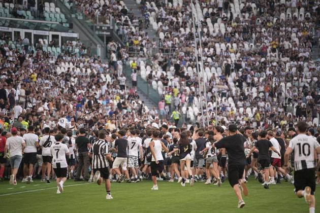 A pitch invasion disrupted pre season friendly soccer match between Juventus and Juvetus Next Gen at the Allianz Stadium in Torino, north west Italy - Wednesday, August 13, 2025. - Soccer .  Copyright: xMarcoxAlpozzi LaPressex