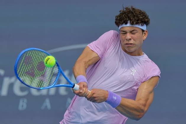 August 13, 2025, Mason, Ohio, U.S: Ben Shelton (USA) fights off an inside shot during WednesdayÃ¢â‚¬â ¢s Round of 16 of the Cincinnati Open at the Lindner Family Tennis Center, Mason, Oh. Mason U.S - ZUMAs304 20250813_zaf_s304_073 Copyright: xScottxStuartx