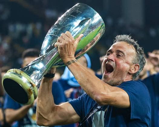 Italy Soccer Super Cup PSG - Tottenham 8980722 14.08.2025 Paris Saint-Germain s head coach Luis Enrique holds the trophy during the awarding ceremony following the UEFA Super Cup final soccer match between Paris Saint-Germain (PSG) and Tottenham Hotspur at the Bluenergy Stadium in Udine, Italy. Nafis Sirazetdinov Sputnik Udine Italy  Copyright: xNafisxSirazetdinovx