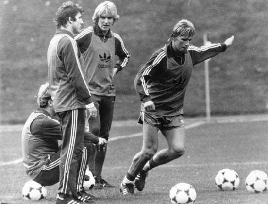 Fussball Deutschland Training der deutschen Nationalmannschaft. U.B.z. v.l. Klaus Fischer, Karl-Heinz Rummenigge (sitzend), Bernd Schuster und Bernd Foerster. !ACHTUNG AUFNAHMEDATUM GESCHÄTZT! *** Football Germany Training the German national team u B Z v l Klaus Fischer, Karl Heinz Rummenigge seated , Bernd Schuster and Bernd Foerster ATTENTION date estimated !ACHTUNG AUFNAHMEDATUM GESCHÄTZT!