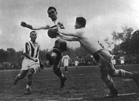 Fussballlaenderspiel Freundschaftsspiel Dr. Geroe-Cup? Tschechoslowakei - Ungarn U.B.z. Torwart Frantisek Planicka (TCH) versucht den Ball vor dem Magyaren abzufangen. ca. 1933 !ACHTUNG AUFNAHMEDATUM GESCHÄTZT! *** Football international match Friendly match Dr Geroe Cup Czechoslovakia Hungary u B Z Goalkeeper Frantisek Plánicka TCH tries the Ball before the Magyars cushion Approx 1933 ATTENTION date estimated !ACHTUNG AUFNAHMEDATUM GESCHÄTZT!