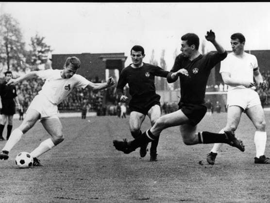 Football Bundesliga 1 FC Cologne 1 FC Nuernberg 0 0 u B Z Ferdinand Wenauers 2 v r Nuernberg Defensive action , to spaet Karl Heinz Thielen left Cologne plays the Ball Hans Schaefer right Cologne to 2 v l Ludwig Mueller Nuernberg 08 05 1965 in Cologne Muengersdorfer Stadium Germany