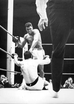 Boxen U.B.z. Kampf Cassius Clay (Muhammed Ali USA) gegen Karl Mildenberger (am Boden Deutschland), Schwergewicht 10.09.1966 in Frankfurt (Waldstadion) - Deutschland *** boxing u B Z Fight Cassius Clay Muhammed Ali USA against Karl Mildenberger at Bottom Germany , Heavy weight 10 09 1966 in Frankfurt Waldstadion Germany