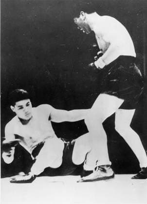 Boxen Joe Louis - Max Schmeling U.B.z. Joe Louis (links USA) geht in der vierten Runde erstmals zu Boden, Max Schmeling (rechts Deutschland) gewinnt den Kampf in der zwoelften Runde durch k.o. 19.06.1936 in New York (Yankeestadion) - USA *** boxing Joe Louis Max Schmeling u B Z Joe Louis left USA is in the fourth Round the first time to Floor, Max Schmeling right Germany wins the Fight in the twelfth Round through K o 19 06 1936 in New York Yankee Stadium USA