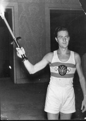 Olympische Winterspiele in Garmisch-Partenkirchen U.B.z. Der Eiskunstlaeufer und Weltmeister Karl Schaefer (Oesterreich) mit der Fackel. 1936 in Garmisch-Partenkirchen - Deutschland !ACHTUNG AUFNAHMEDATUM GESCHÄTZT! *** Olympic Winter Games in Garmisch Partenkirchen churches u B Z the Figure skater and World Champion Karl Schaefer Austria with the Torch 1936 in Garmisch Partenkirchen churches Germany ATTENTION date estimated !ACHTUNG AUFNAHMEDATUM GESCHÄTZT!
