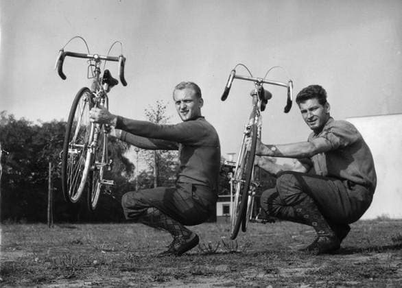 Radsport Sie haben das Training fuers Sechstagerennen angefangen U.B.z. Klaus Bugdahl (links) und Hans Jaroszewicz (beide Deutschland) 1959 !ACHTUNG AUFNAHMEDATUM GESCHÄTZT! *** Cycling Them have the Training fuers Six days race started u B Z Klaus Bugdahl left and Hans Jaroszewicz both Germany 1959 ATTENTION date estimated !ACHTUNG AUFNAHMEDATUM GESCHÄTZT!