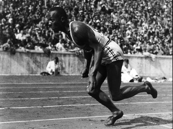 Olympische Sommerspiele in Berlin Leichtathletik U.B.z. Jesse Owens (USA), Sprint, gewann vier Goldmedaillen. 1936 in Berlin (Olympiastadion) - Deutschland !ACHTUNG AUFNAHMEDATUM GESCHÄTZT! *** Olympic Summer Games in Berlin Athletics u B Z Jesse Owens USA , Sprint, won Four Gold medals 1936 in Berlin Olympic Stadium Germany ATTENTION date estimated !ACHTUNG AUFNAHMEDATUM GESCHÄTZT!
