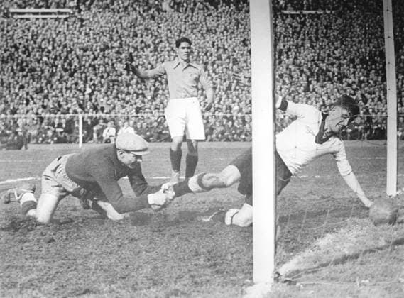 Fussballlaenderspiel Freundschaftsspiel Deutschland - Frankreich 4:0 (2:0) U.B.z. Ernst Lehner (rechts GER), der eine Flanke von Adolf Urban (n.i.B. GER) annehmen wollte, wurde von Torwart Di Lorto (FRA) festgehalten. Lehner konnt den Ball aber noch zum 1:0 in der 26. Minute ueber die Linie druecken. 21.03.1937 in Stuttgart (Adolf-Hitler-Kampfbahn) - Deutschland *** Football international match Friendly match Germany France 4 0 2 0 u B Z Ernst Lehner right ger , the a Flank from Adolf Urban n I B ger accept wanted, was from Goalkeeper Tue Lorto FRA noted Lehner konnt the Ball but yet to 1 0 in the 26 Minute ueber The Line druecken 21 03 1937 in Stuttgart Adolf Hitler Arena Germany
