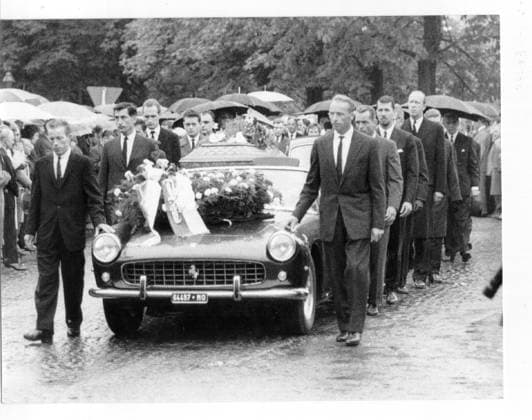 Motorsport Formel 1 Beerdigung des in Monza toedlich verunglueckten Rennfahrers Wolfgang Graf Berghe von Trips (Deutschland) U.B.z. den Trauerzug auf dem Weg zum Friedhof, am Sarg die Rennfahrer (links) Richie Ginther (USA), Gunter Till, Hans Hermann (Deutschland), (rechts) Edgar Barth (Deutschland), Phil Hill (USA), Joakim Bonnier (Schweden), Fritz Huschke von Hanstein (Deutschland), dahinter der Wagen mit den Eltern des Toten 14.09.1961 in Horrem bei Koeln - Deutschland *** motor aviation Formula 1 Funeral the in Monza toedlich verunglueckten Racing driver Wolfgang Graf Berghe from Trips Germany u B Z the Funeral procession on the Way to Cemetery, at Coffin The Racers left Richie Ginther USA , Gunter Till, Hans Hermann Germany , right Edgar Barth Germany , Phil Hill USA , Joakim Bonnier Sweden , Fritz Huschke from Hanstein Germany , behind the Dare with the Parents the kill 14 09 1961 in Horrem at Cologne Germany