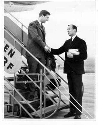 Motorsport Formel 1 Wolfgang Graf Berghe von Trips (links Deutschland) flog heute nach Hollywood, wo er an einem Grand-Prix-Rennen teilnehmen wird, rechts Wolfgang Seidel (Deutschland) 13.11.1960 auf dem Duesseldorfer Flughafen Lohausen - Deutschland *** motor aviation Formula 1 Wolfgang Graf Berghe from Trips left Germany flew today After Hollywood, where he to a Grand Prix Race participate will, right Wolfgang Seidel Germany 13 11 1960 on the Duesseldorfer Airport Lohausen Germany