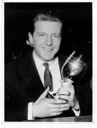 Motorsport Formel 1 Meisterehrung des ADAC U.B.z. Europa-Bergmeister Wolfgang Graf Berghe von Trips (Deutschland) mit der Ehrengabe des ADAC, Portrait 20.12.1958 in Duesseldorf (Plenarsaal des Landtags von Nordrhein-Westfalen) - Deutschland *** motor aviation Formula 1 Champion ceremony the ADAC u B Z Europe Bergmeister Wolfgang Graf Berghe from Trips Germany with the Honorary gift the ADAC, Portrait 20 12 1958 in Duesseldorf Chamber the Land parliament from North Rhine Westphalia Germany