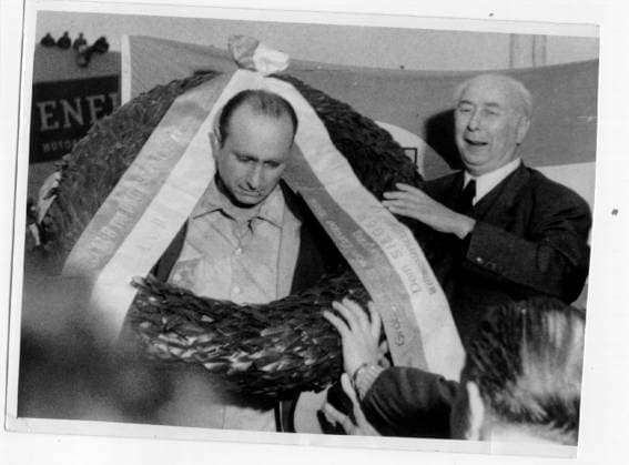 motor aviation Formula 1 Groï¬er Prize from Europe u B Z the Winner Juan Manuel Fangio Argentina with Federal President Theodor Heuss Germany 1951 on the Nuerburgring Germany ATTENTION date estimated !ACHTUNG AUFNAHMEDATUM GESCHÄTZT!