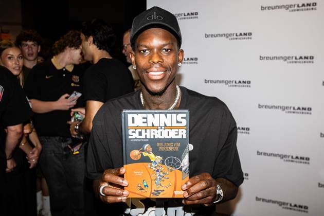 Dennis Schroeder mit seinem Buch in der Hand. Wir Jungs vom Prinzenpark Meet and Greet mit Dennis Schroeder, 14.08.2025 Buchvorstellung und Meet and Greet mit Basketballstar Dennis Schroeder im Breuningerland Ludwigsburg Meet and Greet mit Basketballstar Dennis Schroeder im Breuningerland Ludwigsburg, 14.08.2025 Ludwigsburg *** Dennis Schroeder with his book in hand Wir Jungs vom Prinzenpark Meet and Greet with Dennis Schroeder, 14 08 2025 Book launch and Meet and Greet with basketball star Dennis Schroeder at Breuningerland Ludwigsburg Meet and Greet with basketball star Dennis Schroeder at Breuningerland Ludwigsburg, 14 08 2025 Ludwigsburg Copyright: xEibner-Pressefoto RogerxBuerkex EP_RBE