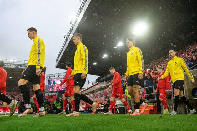 250814 Julius Lindberg, Adrian Svanbäck, Silas Andersen and Amor Layouni of Häcken ahead of the UEFA Europa League third qualifying round football match between Brann and Häcken on August 14, 2025 in Bergen Photo Carl Sandin BILDBYRAN kod CS CS0753 fotboll football soccer fotball uefa europa league europa league brann häcken bbeng  Copyright: CARLxSANDIN BB250814CS054