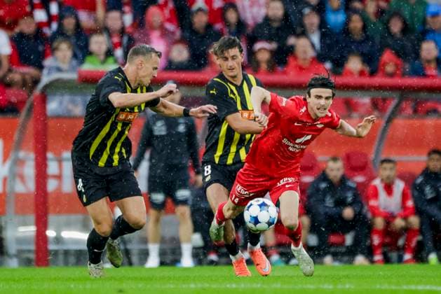 UEFA Europa Leauge Qualification 2025 SK Brann BK Häcken Bergen 20250814 Häckens Marius Lode and Silas Andersen duel with Branns Ulrik Mathisen during the UEFA Europa Leauge qualifying match between SK Brann and BK Häcken at Brann Stadium Photo Paul S Amundsen NTB Bergen Norway EDITORIAL USE ONLY RESTRICTED USE FOR BETTING COMPANIES  Copyright: xPaulxS.xAmundsenx xNTBx