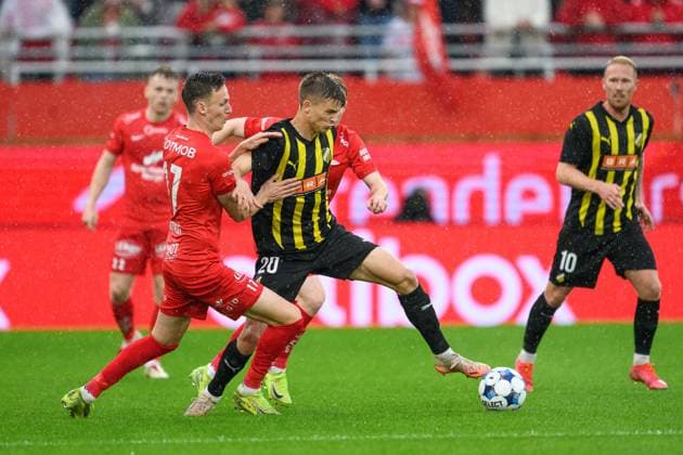 250814 Joachim Soltvedt of Brann and Adrian Svanbäck of Häcken during the UEFA Europa League third qualifying round football match between Brann and Häcken on August 14, 2025 in Bergen Photo Carl Sandin BILDBYRAN kod CS CS0753 fotboll football soccer fotball uefa europa league europa league brann häcken bbeng  Copyright: CARLxSANDIN BB250814CS056