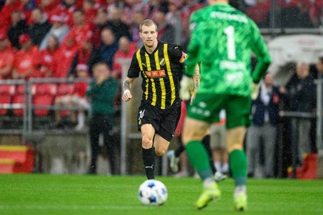 250814 Simon Gustafson of Häcken during the UEFA Europa League third qualifying round football match between Brann and Häcken on August 14, 2025 in Bergen Photo Carl Sandin BILDBYRAN kod CS CS0753 fotboll football soccer fotball uefa europa league europa league brann häcken bbeng  Copyright: CARLxSANDIN BB250814CS058