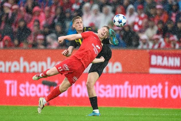 250814 Saevar Atli Magnusson of Brann and Olle Samuelsson of Häcken during the UEFA Europa League third qualifying round football match between Brann and Häcken on August 14, 2025 in Bergen Photo Carl Sandin BILDBYRAN kod CS CS0753 fotboll football soccer fotball uefa europa league europa league brann häcken bbeng  Copyright: CARLxSANDIN BB250814CS059