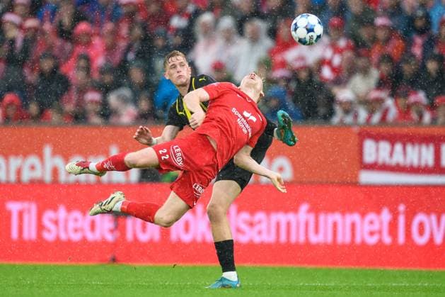 250814 Saevar Atli Magnusson of Brann and Olle Samuelsson of Häcken during the UEFA Europa League third qualifying round football match between Brann and Häcken on August 14, 2025 in Bergen Photo Carl Sandin BILDBYRAN kod CS CS0753 fotboll football soccer fotball uefa europa league europa league brann häcken bbeng  Copyright: CARLxSANDIN BB250814CS060