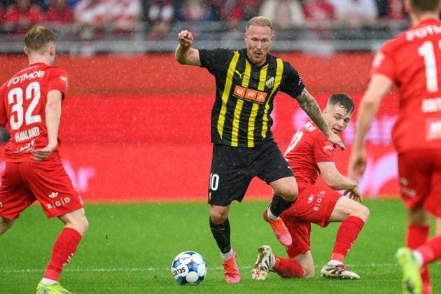 250814 Mikkel Rygaard Jensen of Häcken and Saevar Atli Magnusson of Brann during the UEFA Europa League third qualifying round football match between Brann and Häcken on August 14, 2025 in Bergen Photo Carl Sandin BILDBYRAN kod CS CS0753 fotboll football soccer fotball uefa europa league europa league brann häcken bbeng  Copyright: CARLxSANDIN BB250814CS061