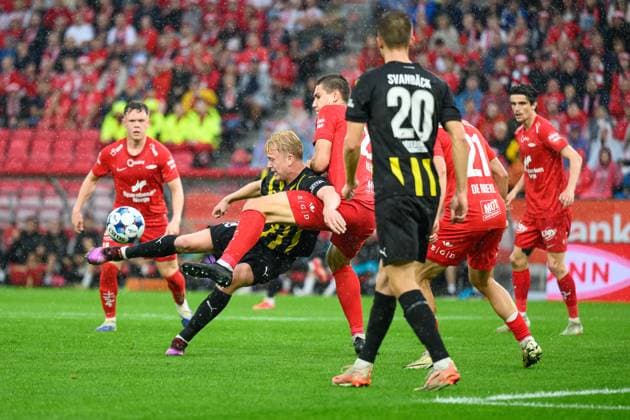 250814 Isak Brusberg of Häcken and Eiving Helland of Brann during the UEFA Europa League third qualifying round football match between Brann and Häcken on August 14, 2025 in Bergen Photo Carl Sandin BILDBYRAN kod CS CS0753 fotboll football soccer fotball uefa europa league europa league brann häcken bbeng  Copyright: CARLxSANDIN BB250814CS063