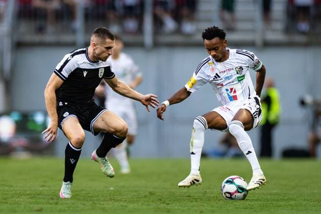 SOCCER - UEFA EL, WAC vs PAOK KLAGENFURT,AUSTRIA,14.AUG.25 - SOCCER - UEFA Europa League, qualification, Wolfsberger AC vs PAOK Thessaloniki. Image shows Jonjoe Kenny (PAOK) and Thierno Ballo (WAC).  GEPAxpictures xMatthiasxTrinkl