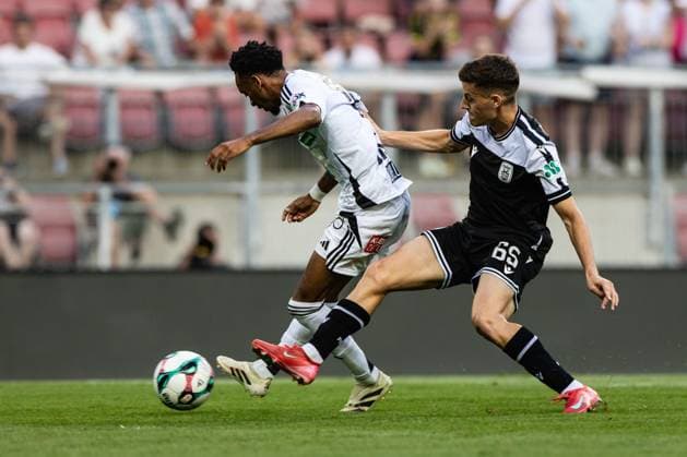 SOCCER - UEFA EL, WAC vs PAOK KLAGENFURT,AUSTRIA,14.AUG.25 - SOCCER - UEFA Europa League, qualification, Wolfsberger AC vs PAOK Thessaloniki. Image shows Thierno Ballo (WAC) and Giannis Konstantelias (PAOK).  GEPAxpictures xMatthiasxTrinkl