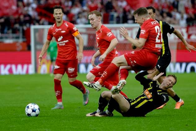 UEFA Europa Leauge Qualification 2025 SK Brann BK Häcken Bergen 20250814 Branns Saevar Atli Magnusson lands on top of one of Häckens players during the UEFA Europa Leauge qualifying match between SK Brann and BK Häcken at Brann Stadium Photo Paul S Amundsen NTB Bergen Norway EDITORIAL USE ONLY RESTRICTED USE FOR BETTING COMPANIES  Copyright: xPaulxS.xAmundsenx xNTBx