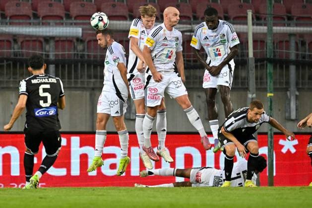 SOCCER - UEFA EL, WAC vs PAOK KLAGENFURT,AUSTRIA,14.AUG.25 - SOCCER - UEFA Europa League, qualification, Wolfsberger AC vs PAOK Thessaloniki. Image shows Giannis Michailidis (PAOK), Rene Renner, Simon Piesinger, Nicolas Wimmer and Cheick Mamadou Diabate (WAC).  GEPAxpictures xAvnixRetkoceri