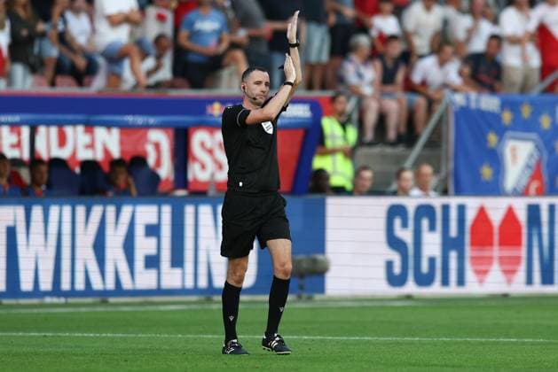 UTRECHT , 14-08-2025 , stadium Galgenwaard , season 2025 2026 , UEFA Europa League football , Third qualifying round 2nd leg , match between FC Utrecht and Servette , picture shows referee Chris Kavanagh Utrecht - Servette  x30499590x Copyright: